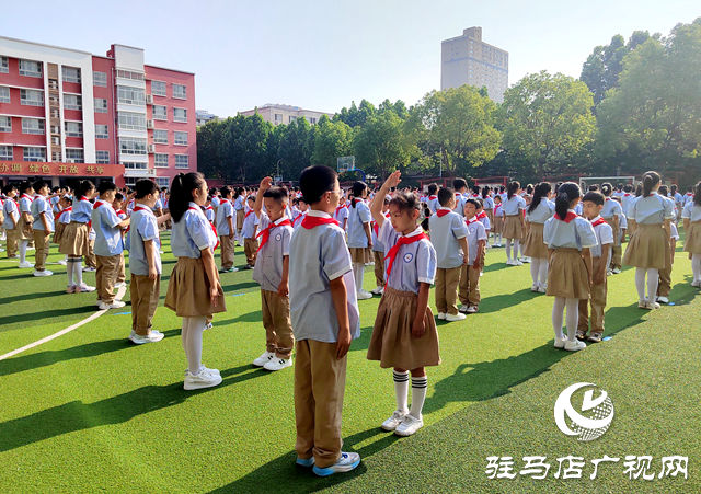駐馬店市第二十三小學(xué)舉行春季新隊(duì)員入隊(duì)儀式