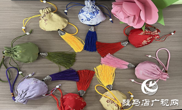 “巧手縫香囊 安康迎端午”——駐馬店市第三十三小學(xué)工會(huì)組織開展端午節(jié)手工制作香囊活動(dòng)