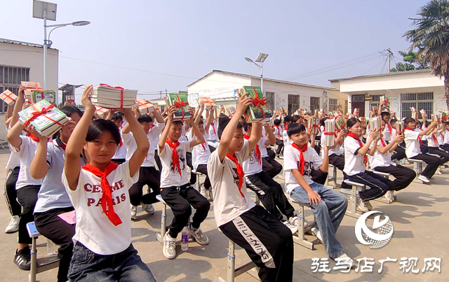 書香沁潤?quán)l(xiāng)村校園 愛心點(diǎn)亮“六一”童夢