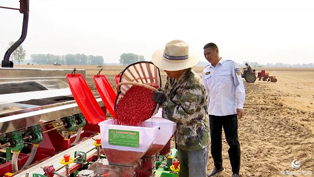 正陽縣：智能農(nóng)機(jī)奏響“夏種交響曲” 科技助農(nóng)繪就豐年景