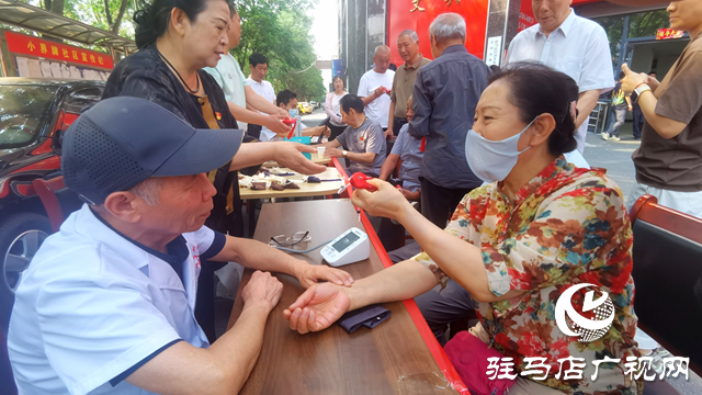 駐馬店經(jīng)濟(jì)開發(fā)區(qū)小界牌社區(qū)開展“迎端午送安康”活動