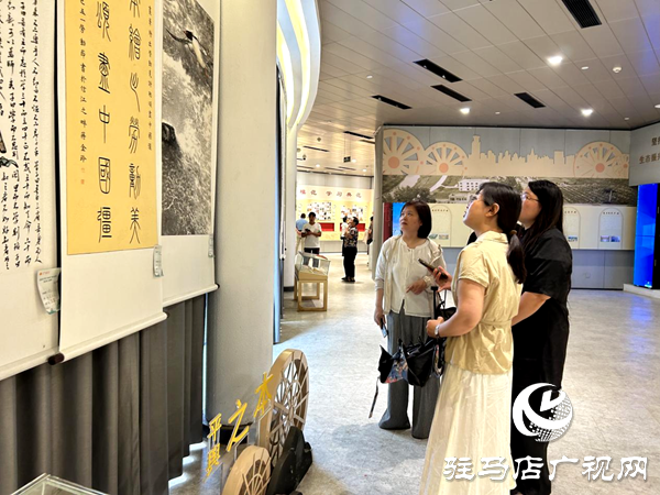  “中國(guó)夢(mèng)·勞動(dòng)美”五省十地書(shū)畫(huà)聯(lián)展耀啟平輿，共慶工會(huì)百年華誕