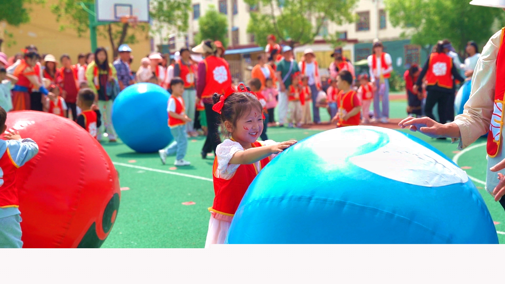  正陽縣王勿橋鄉(xiāng)大風(fēng)車幼兒園舉行“哪吒之魔童鬧海”慶六一親子趣味運(yùn)動會