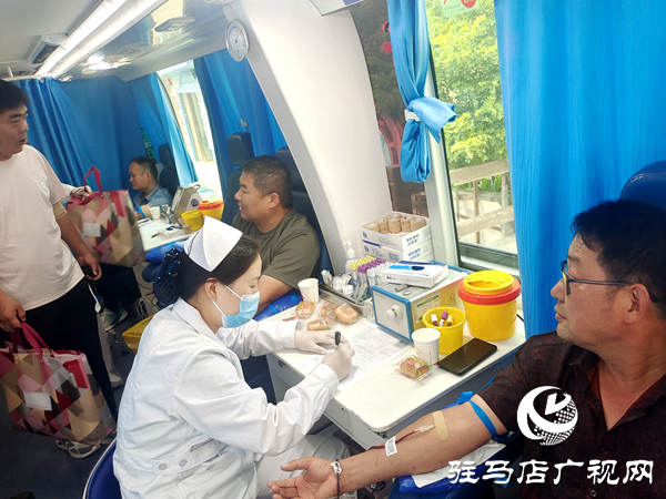 平輿縣萬冢鎮(zhèn)干部群眾 無償獻血傳遞社會正能量