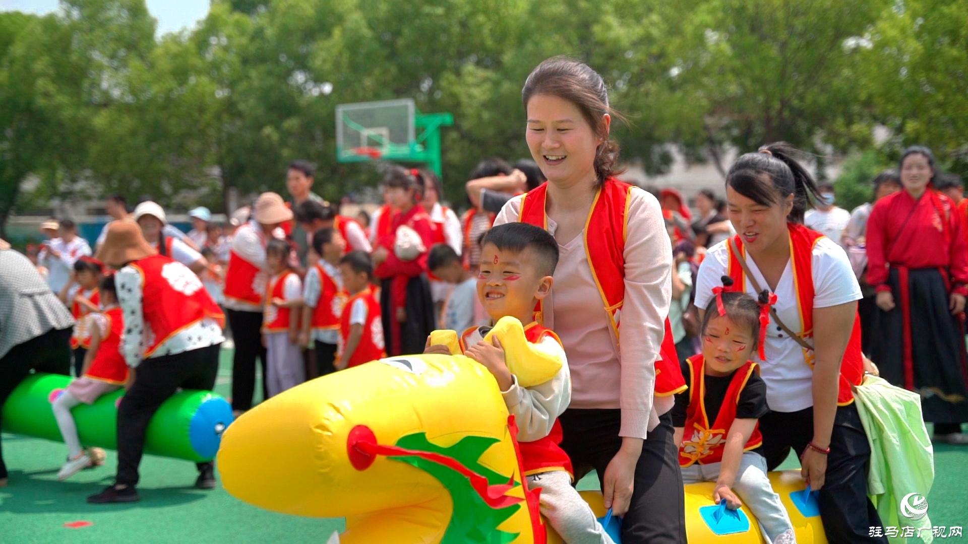  正陽縣王勿橋鄉(xiāng)大風(fēng)車幼兒園舉行“哪吒之魔童鬧海”慶六一親子趣味運(yùn)動會