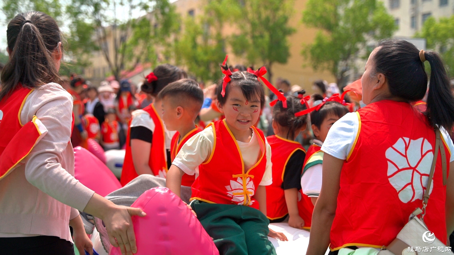  正陽縣王勿橋鄉(xiāng)大風(fēng)車幼兒園舉行“哪吒之魔童鬧海”慶六一親子趣味運(yùn)動會