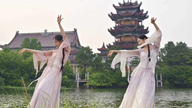 水袖翩躚織夏光 雅韻流轉(zhuǎn)耀汝南