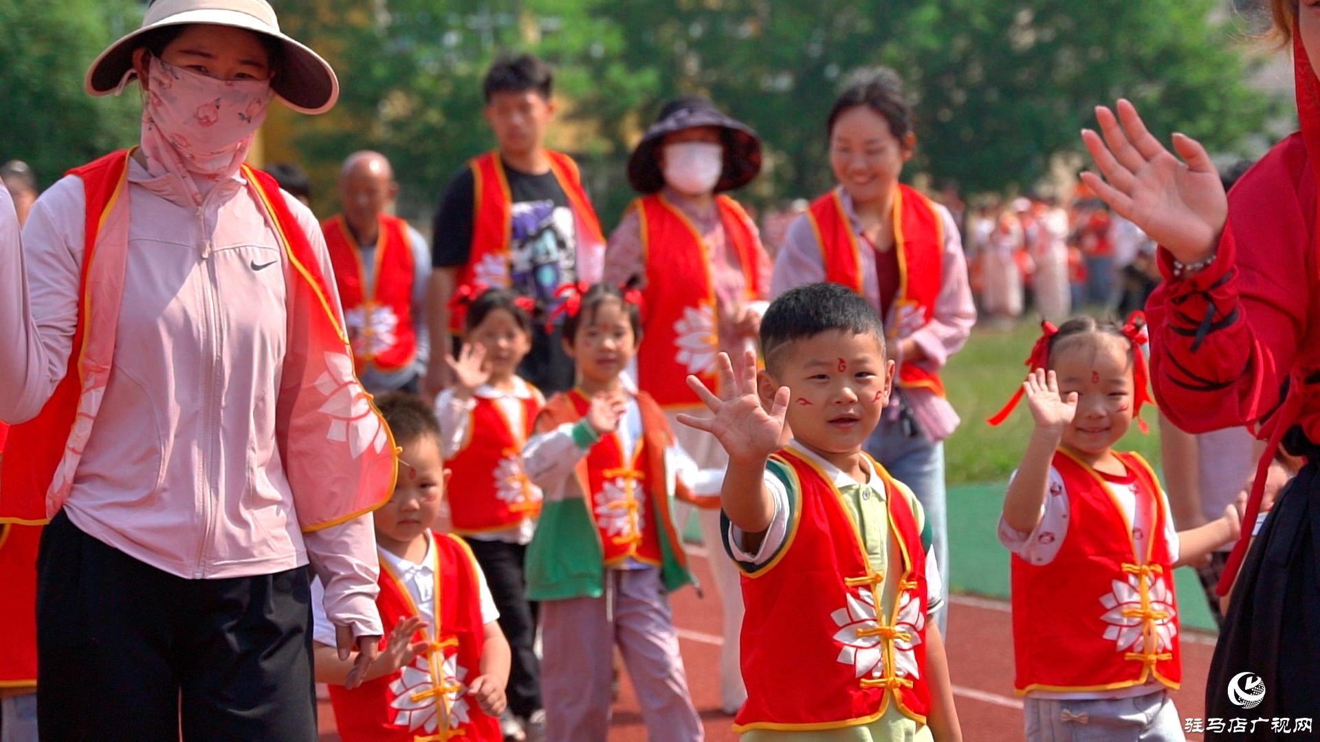  正陽縣王勿橋鄉(xiāng)大風(fēng)車幼兒園舉行“哪吒之魔童鬧海”慶六一親子趣味運(yùn)動會