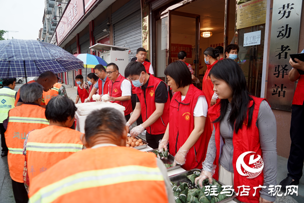 端午粽香暖人心：平輿縣開展“我們的節(jié)日—端午節(jié)”關(guān)愛環(huán)衛(wèi)工人文明實(shí)踐活動  