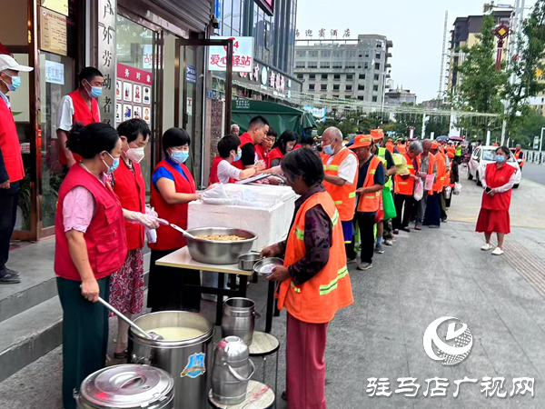 端午粽香暖人心：平輿縣開展“我們的節(jié)日—端午節(jié)”關(guān)愛環(huán)衛(wèi)工人文明實(shí)踐活動  