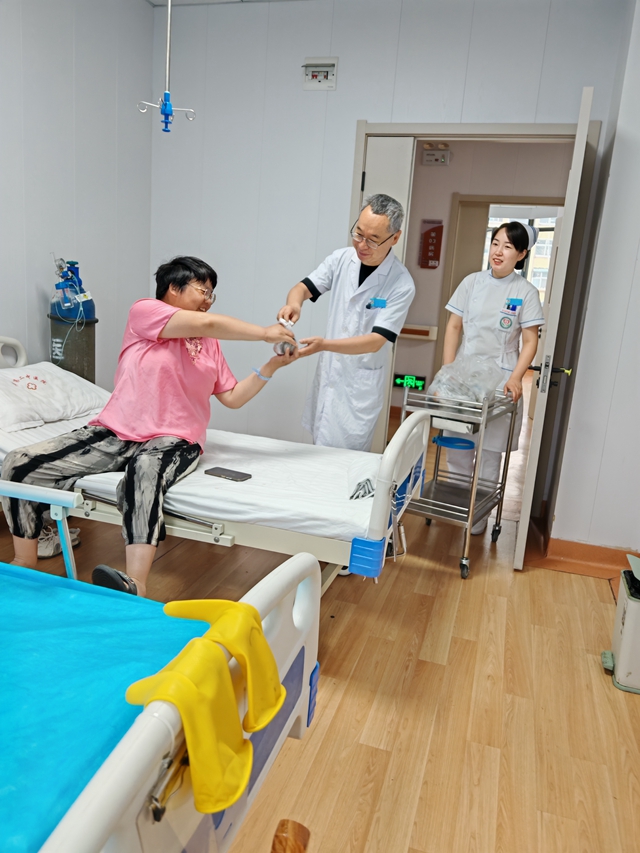  粽香傳情，醫(yī)患共暖：駐馬店市第二中醫(yī)院腦病一科端午病房送安康