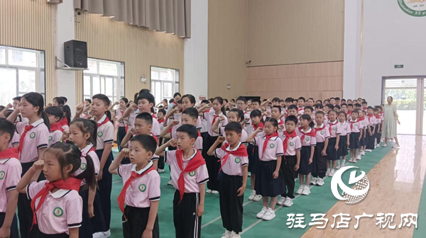  童心向黨 領巾飄揚——駐馬店市第三十三小學舉行“六一”兒童節(jié)新隊員入隊儀式