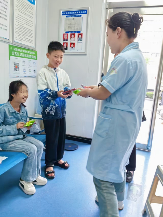 禮物傳情，醫(yī)者童心：這個兒童節(jié)很溫暖