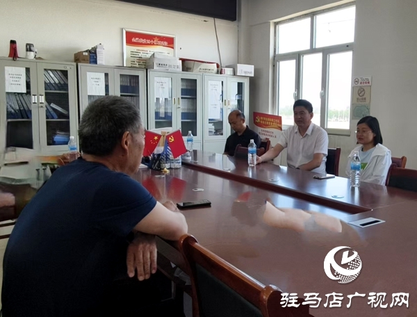 平輿縣民政局局長李松勇調(diào)研指導(dǎo)結(jié)對(duì)幫扶村信訪維穩(wěn)工作