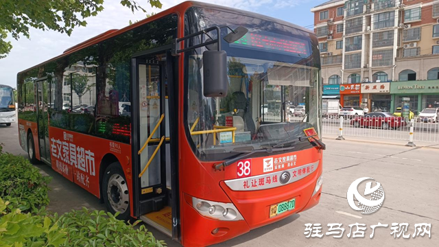 公交車長拾金不昧見誠信  平凡崗位顯擔(dān)當(dāng)