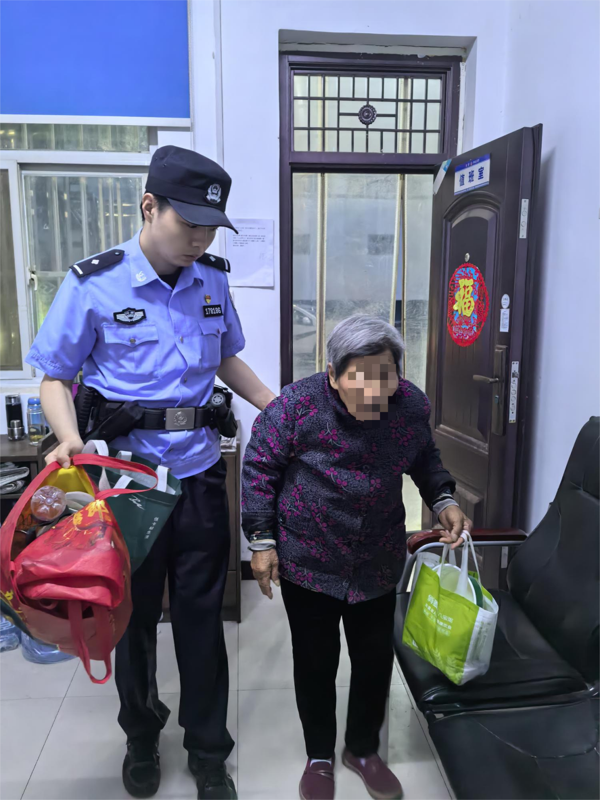 駐馬店市公安局經(jīng)開(kāi)區(qū)分局：暖心民警幫走失老人找到家人