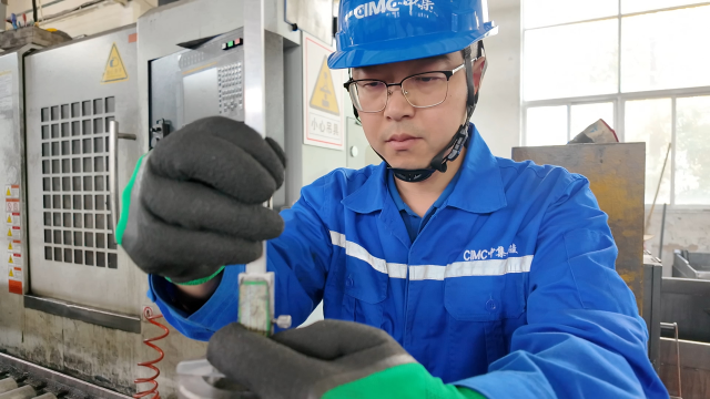 全國(guó)勞動(dòng)模范鐘源：匠心獨(dú)具淬火成鋼 星光成炬綻耀輝煌