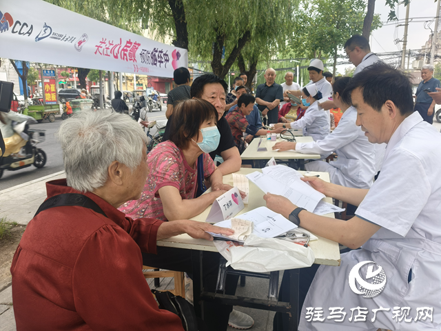 醫(yī)療專家進社區(qū) 共筑健康防線