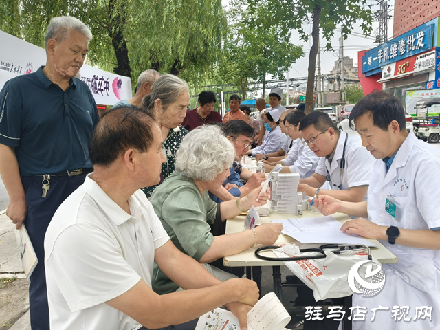 醫(yī)療專家進社區(qū) 共筑健康防線