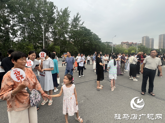 高考第一天：家長的祝福與期待 為學子點亮追夢路