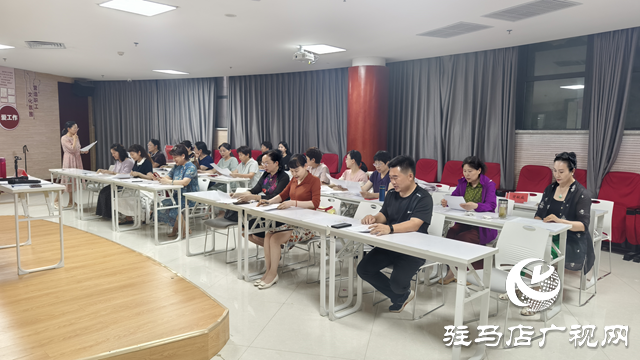 駐馬店市總工會(huì)職工夜校美化聲音班學(xué)員畢業(yè)作品排練進(jìn)行時(shí)