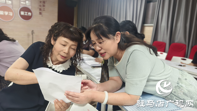 駐馬店市總工會(huì)職工夜校美化聲音班學(xué)員畢業(yè)作品排練進(jìn)行時(shí)