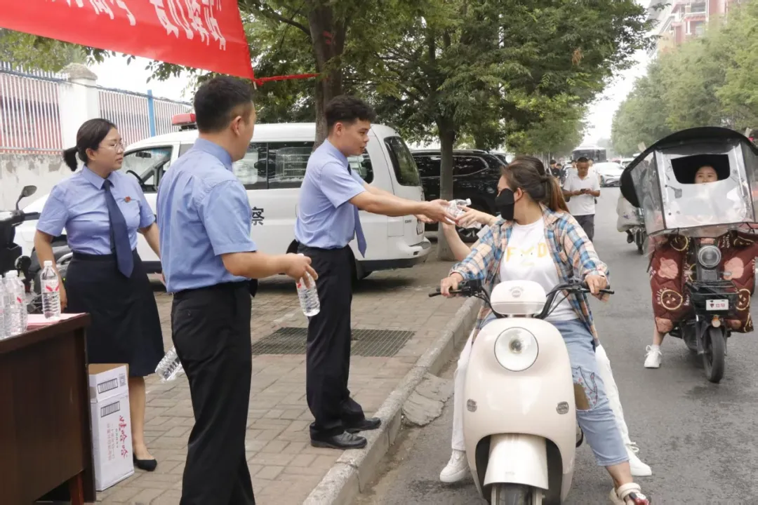 護航高考 檢愛相伴——汝南縣人民檢察院開展助力高考志愿服務(wù)活動