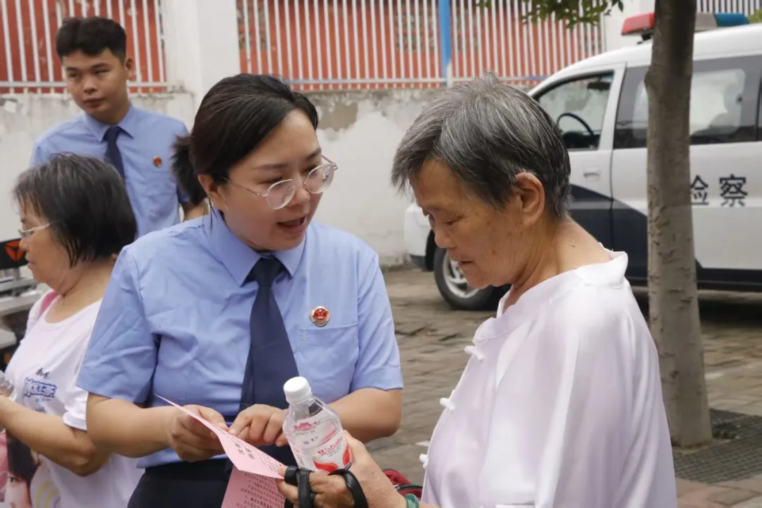 護航高考 檢愛相伴——汝南縣人民檢察院開展助力高考志愿服務(wù)活動