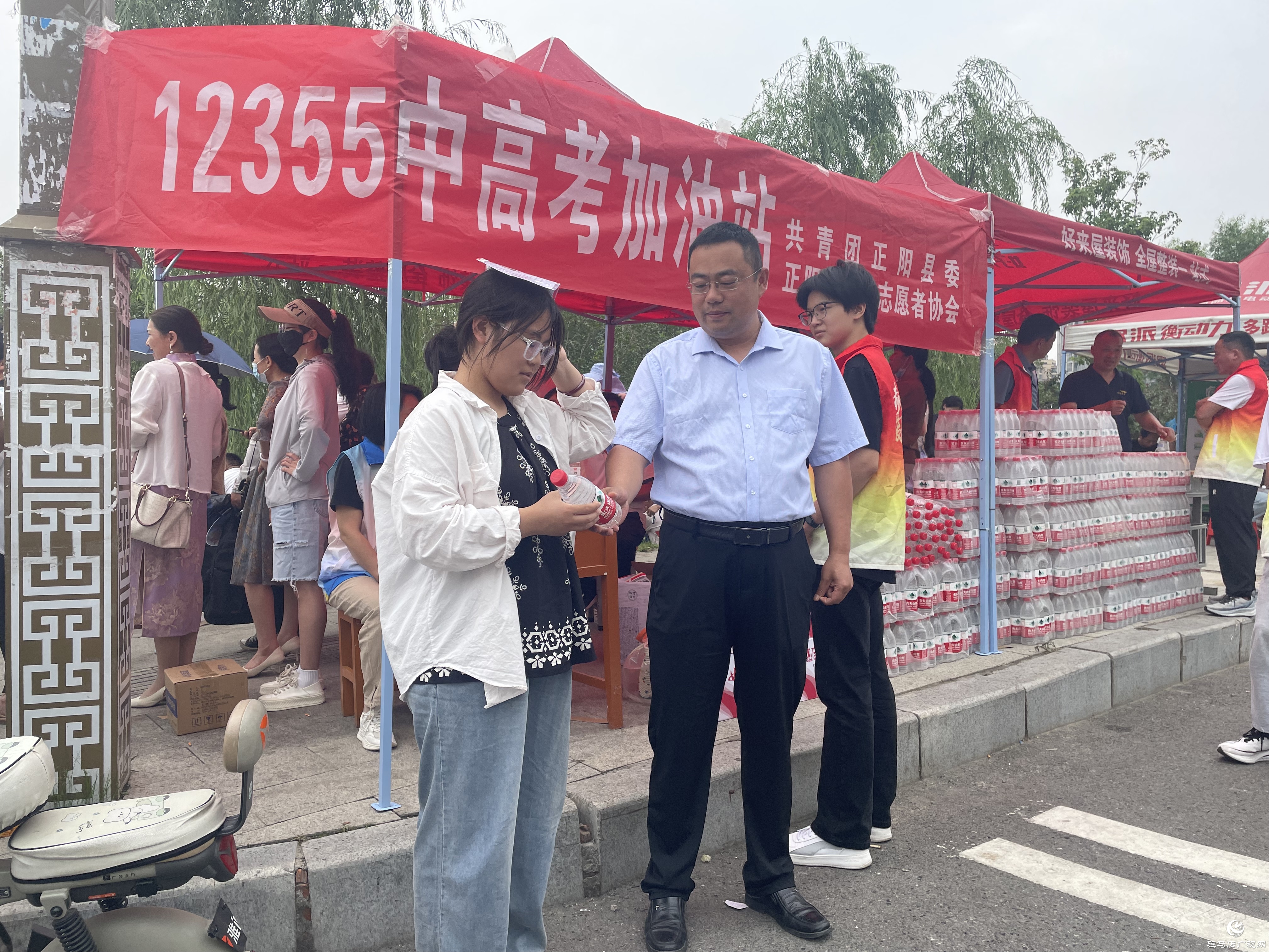 正陽縣政協(xié)委員開展愛心助考活動(dòng)