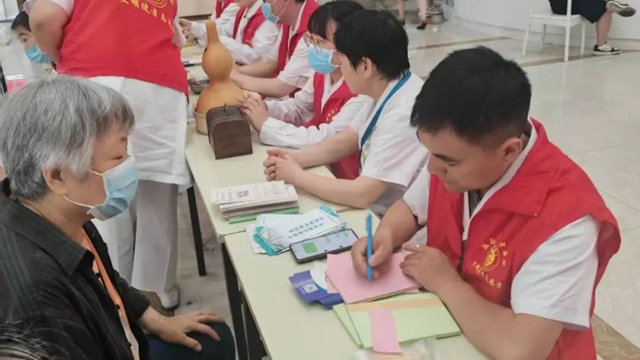 駐馬店市中醫(yī)院開展2025年人體器官捐獻志愿服務月暨愛眼日聯(lián)合義診活動