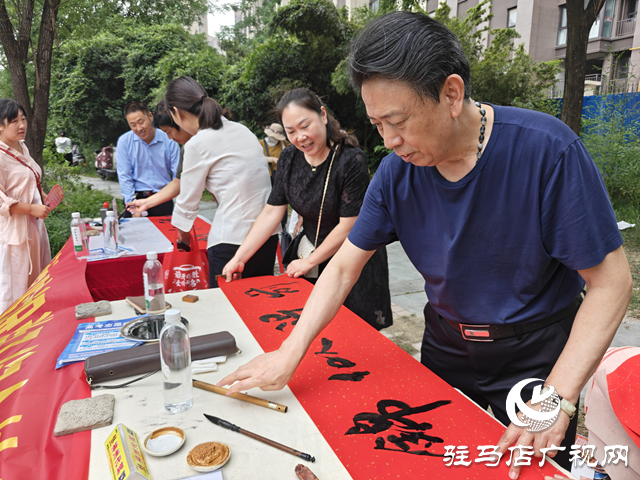 駐馬店市書畫研究院開展高考送祝?；顒?dòng)