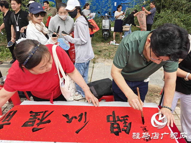 駐馬店市書畫研究院開展高考送祝?；顒?dòng)