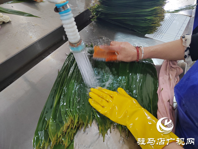 驛城區(qū)香山街道閆樓村：粽葉飄香產(chǎn)業(yè)旺 群眾家門口端穩(wěn)就業(yè)“飯碗”