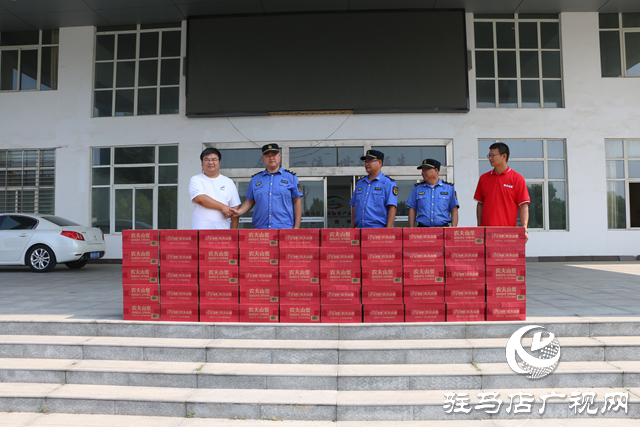  農(nóng)夫山泉攜愛而行 情暖城管一線工作者