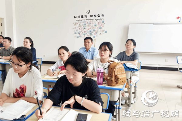駐馬店職業(yè)技術(shù)學(xué)院校長宋華民深入北校區(qū)聽課調(diào)研