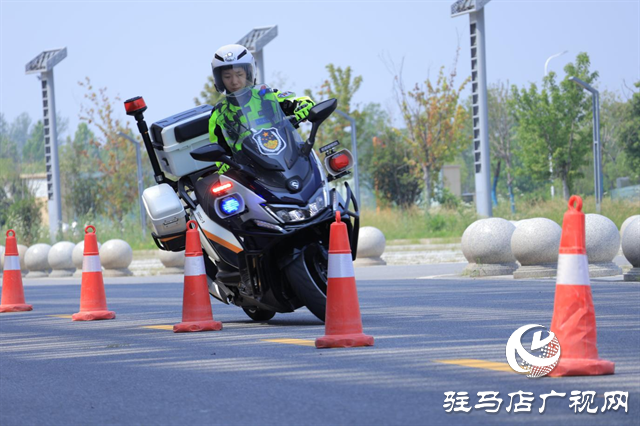  示范區(qū)交警：女子鐵騎展風(fēng)采 技能訓(xùn)練護平安
