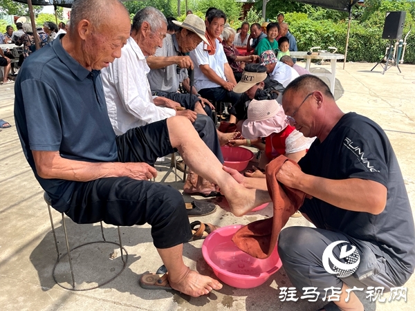  平輿縣萬金店鎮(zhèn)土店村開展“溫情父親節(jié) 愛心常相伴”文明實(shí)踐活動