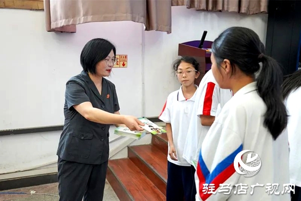 平輿縣人民法院法官麻小啟走進(jìn)平輿二中為師生帶來一堂干貨滿滿的法治教育課