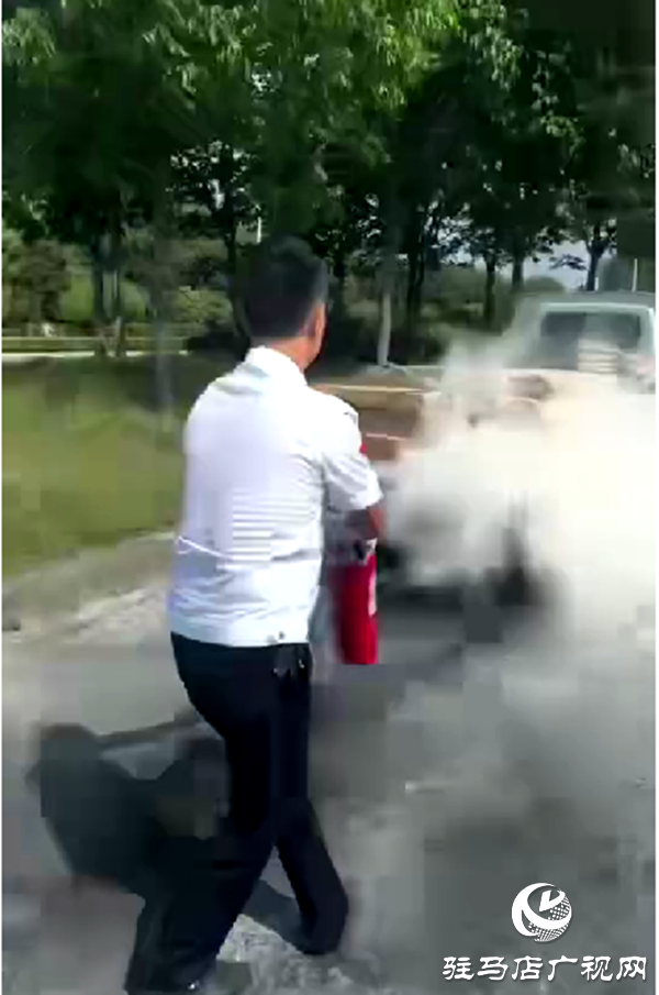危急時(shí)刻顯擔(dān)當(dāng)！平輿縣公交司機(jī)滅火后悄然離場(chǎng)乘客致電表揚(yáng)傳遞正能量