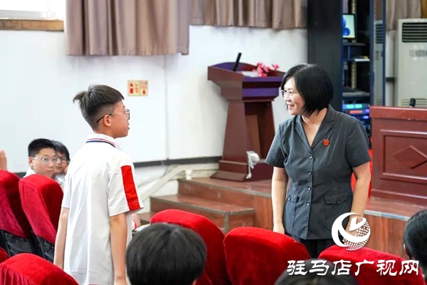 平輿縣人民法院法官麻小啟走進(jìn)平輿二中為師生帶來一堂干貨滿滿的法治教育課