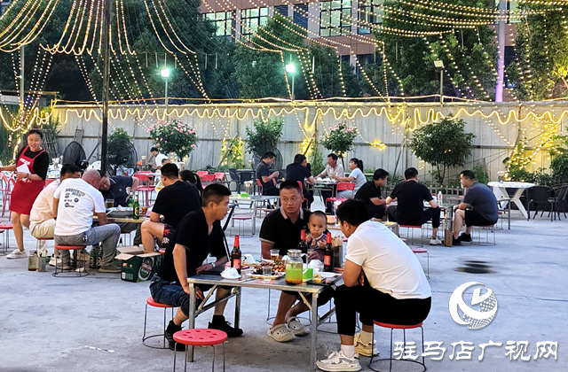 駐馬店市市場監(jiān)管局經(jīng)濟開發(fā)區(qū)分局突擊抽檢夜市燒烤店