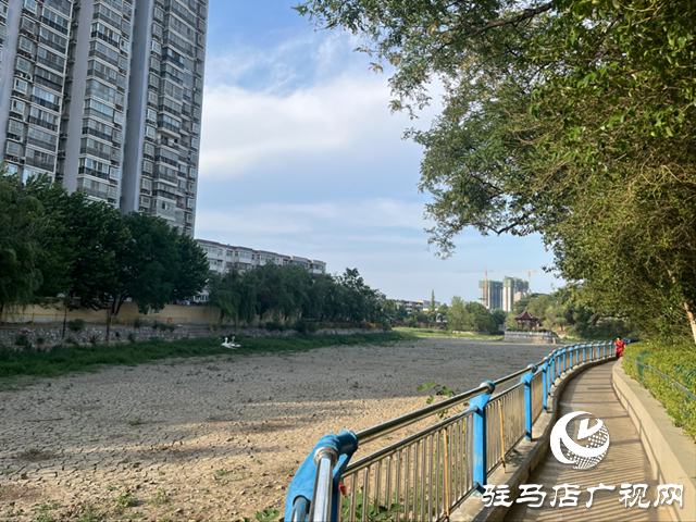駐馬店市南海公園湖水干涸見(jiàn)底 記者實(shí)地探訪