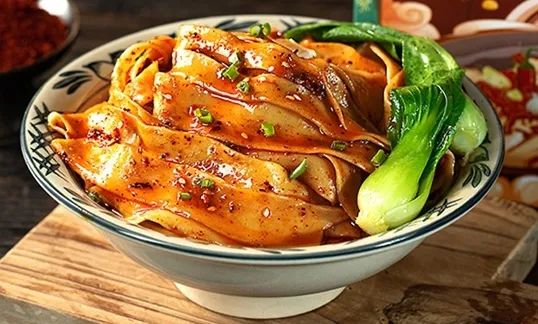 　　六月，在舊時(shí)光里與時(shí)光驛巷傳統(tǒng)小吃作坊街撞了個(gè)滿懷