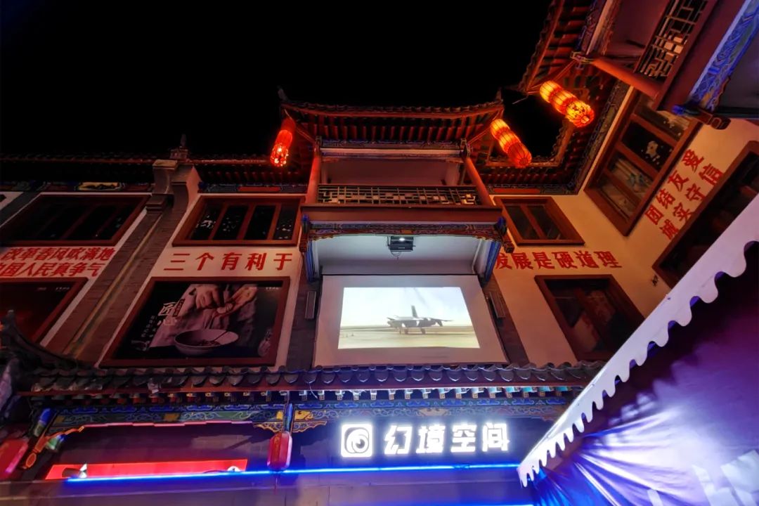 　　六月，在舊時(shí)光里與時(shí)光驛巷傳統(tǒng)小吃作坊街撞了個(gè)滿懷