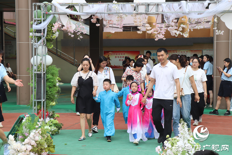 “留夏時光 逐夢成長”駐馬店市幼兒園舉辦大班畢業(yè)典禮