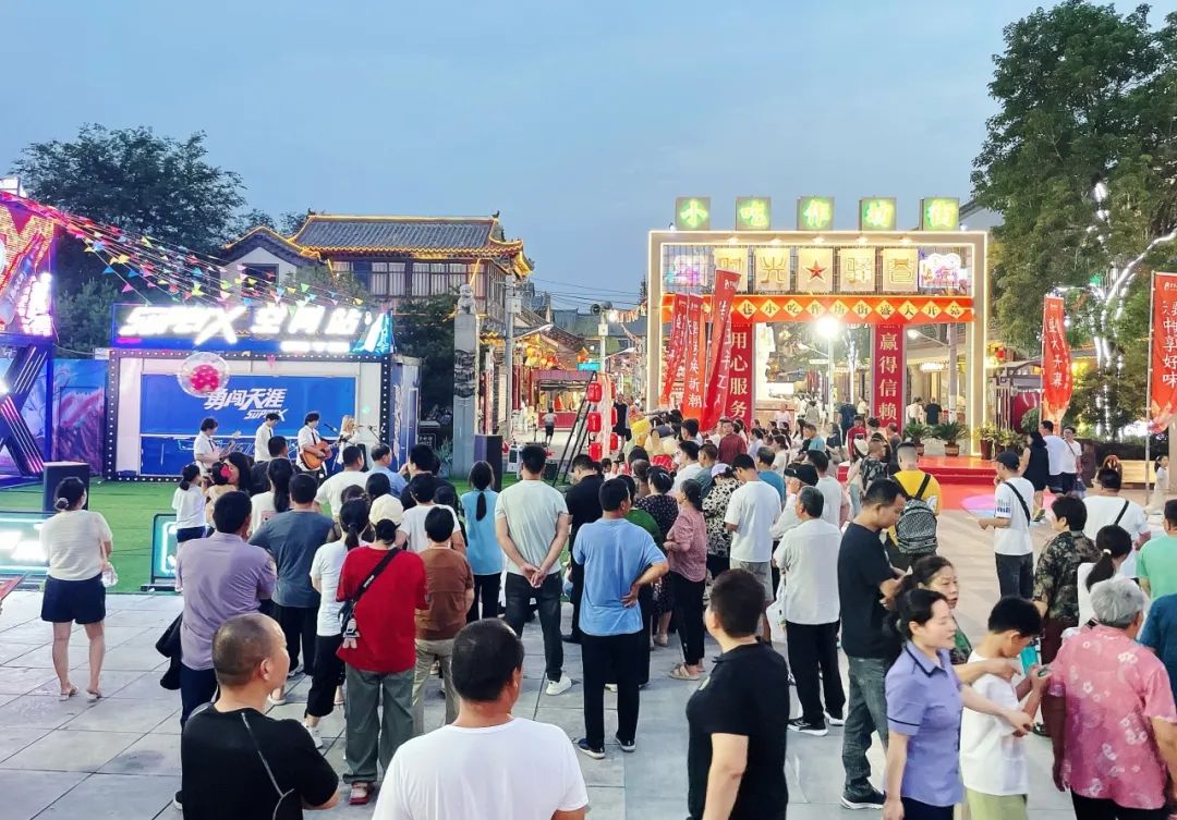 　　六月，在舊時(shí)光里與時(shí)光驛巷傳統(tǒng)小吃作坊街撞了個(gè)滿懷