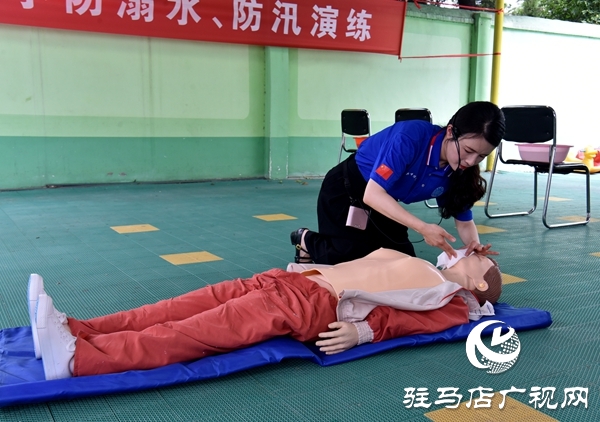 平輿縣蛟龍應(yīng)急義務(wù)救援協(xié)會(huì)走進(jìn)古槐六小開(kāi)展防溺水防汛安全演練活動(dòng) 