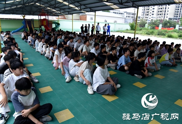 平輿縣蛟龍應(yīng)急義務(wù)救援協(xié)會(huì)走進(jìn)古槐六小開(kāi)展防溺水防汛安全演練活動(dòng) 