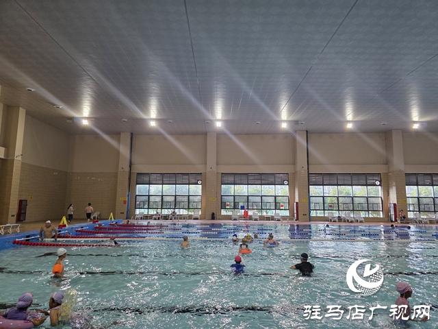 夏日消暑熱潮來(lái)襲 游泳館成為市民清涼打卡地
