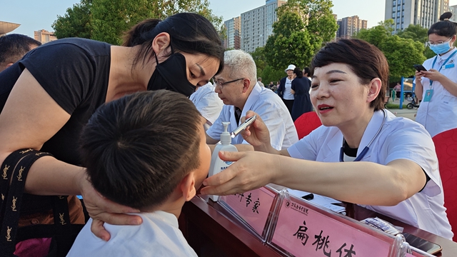 中醫(yī)藥文化夜市點(diǎn)亮城市夜生活，傳統(tǒng)與現(xiàn)代共譜健康新樂章